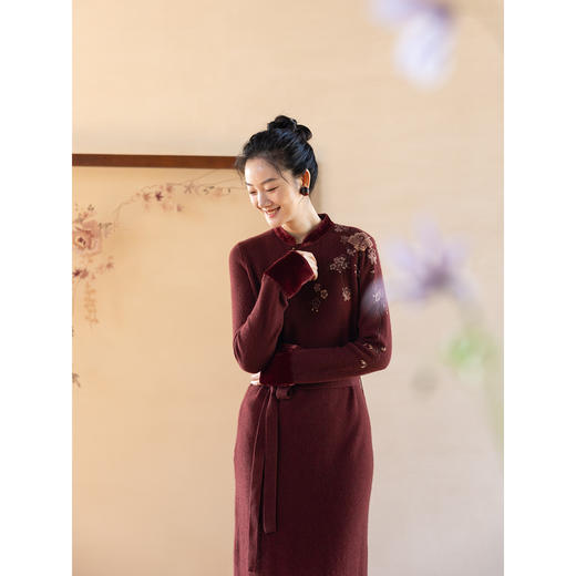 牧衣游原创 牦牛绒毛织混纺手工刺绣连衣裙柔软保暖中式长裙 且乐 商品图1