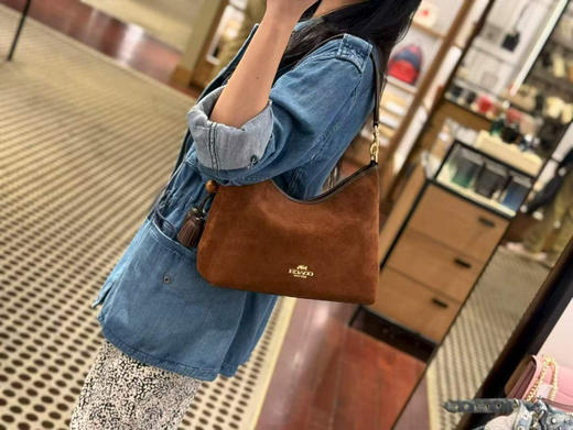 ￥2350🇺🇸直邮，上新🆕COACH 秋冬美拉德色系麂皮新款Laurel流浪包，独特流苏小挂件（可拆卸），复古又时髦 商品图5