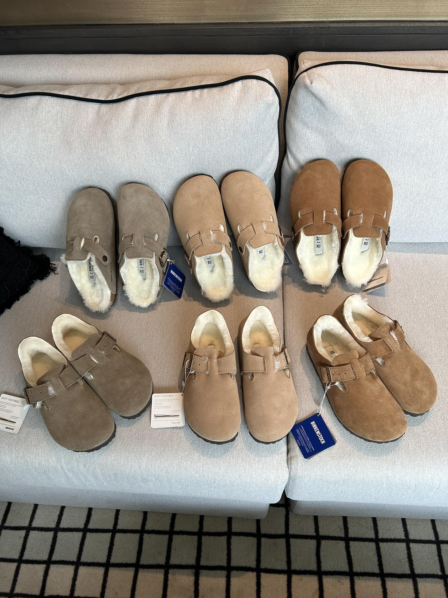 Birkenstock 勃肯加绒款来啦半托/全包都安排了!! 暖呼呼的，质感很棒 真的不要太舒服 秋冬氛围感直接拉满，谁能拒绝这种舒服又好看的鞋子呢～