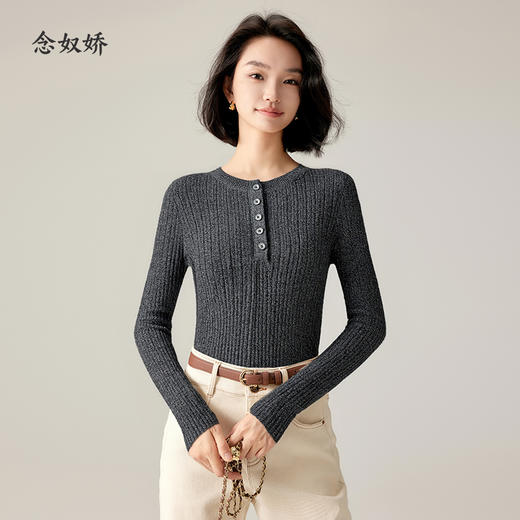 【商场同款】CNK4893“高智灰毛衫” 经典百搭直身型 套头毛衣 宽窄变化罗纹织法 弹力大 定染灰色纽扣 细节彰显品质 外穿内搭 商品图1