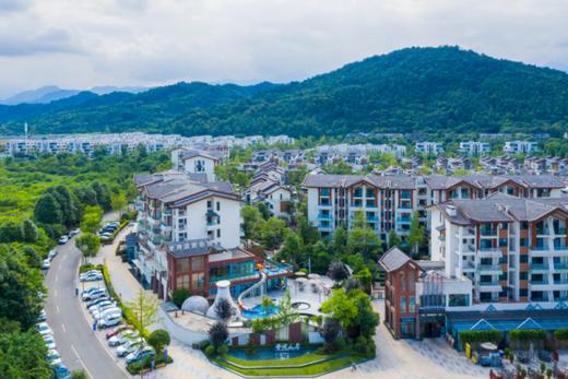 【街子古镇-斯维登度假公寓】仅228元抢街子古镇斯维登公寓楼大床房1晚，含双人早餐+温泉+儿童水乐园.....让你充分体验隐居山林间的悠哉~ 商品图1