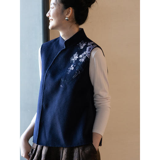 牧衣游原创 水波纹重工手绣双面呢马夹冬蓬松保暖百搭开衫 弥山雨 商品图2