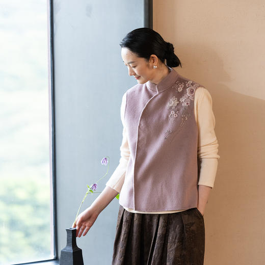 牧衣游原创 水波纹重工手绣双面呢马夹冬蓬松保暖百搭开衫 弥山雨 商品图0