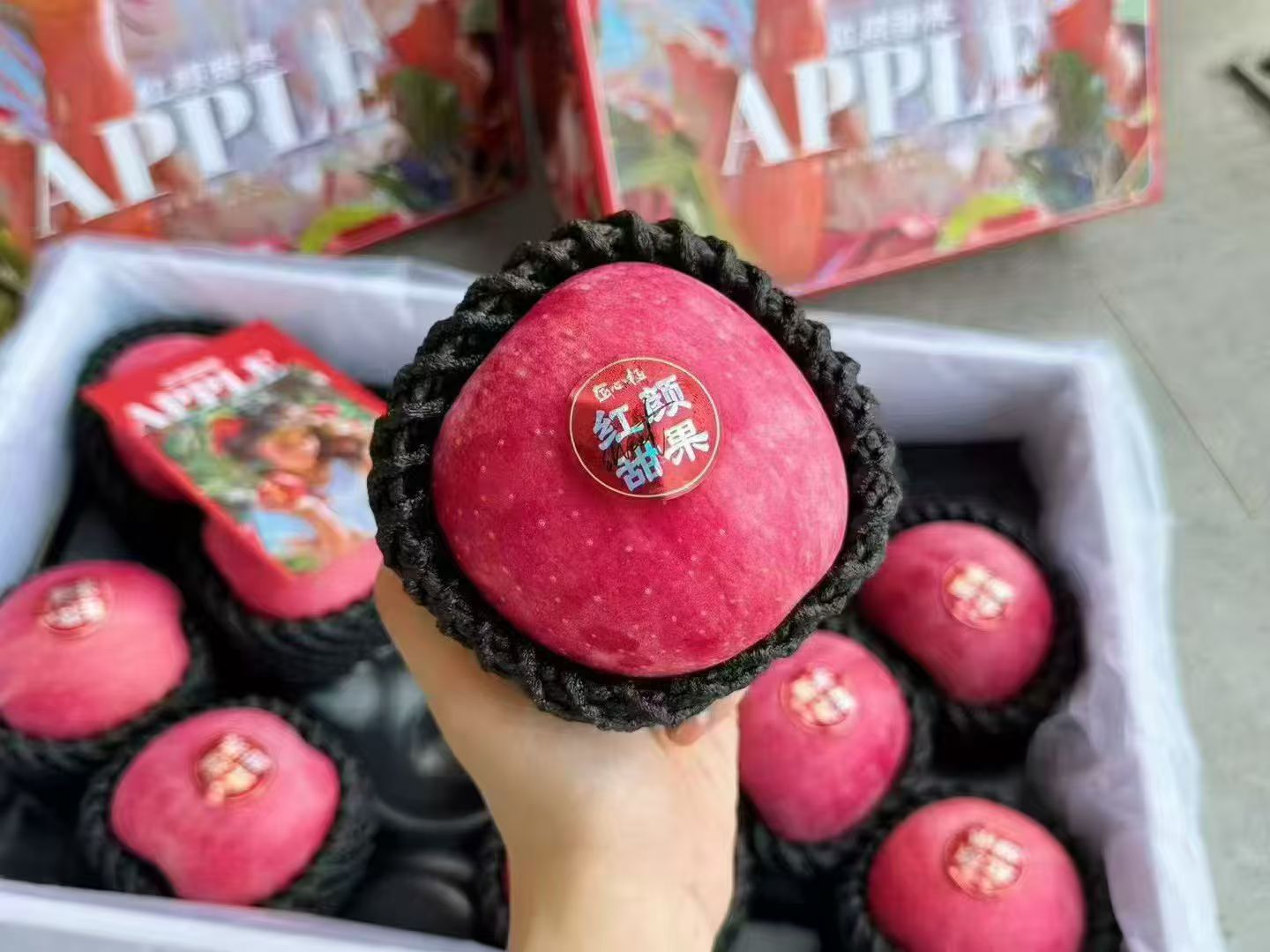周四取货：【匠心级红颜甜果礼盒】一箱12个左右，色泽红艳，甜到心。