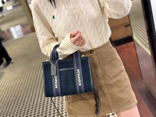 💰1498🇺🇸直邮到手✈️Coach Smith小号托特包💥内部空间很大，可以轻松装下你的日常用品，不论是上学、上班还是约会，都能轻松背上它，‼️尺寸24*18*10cm 商品图2