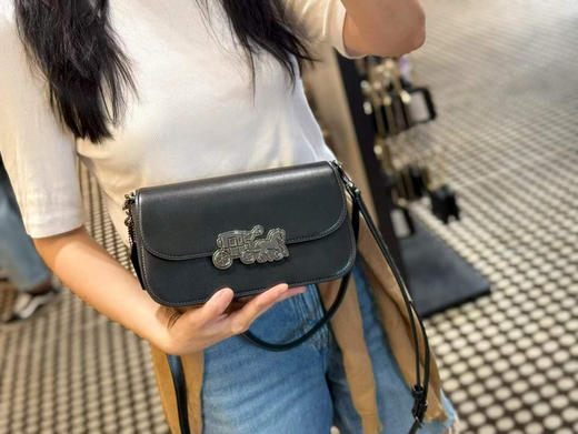 新款￥1999🇺🇸直邮，Coach新款HARPER腋下包法棍包，搭配全新马车扣绝了！双肩带可腋下可斜挎，黑黑配色 商品图13