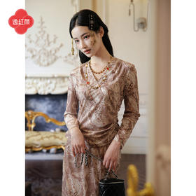 逸红颜梵灵2025冬新款高级粉复古弹力丝绒显瘦减龄上衣半裙套装女