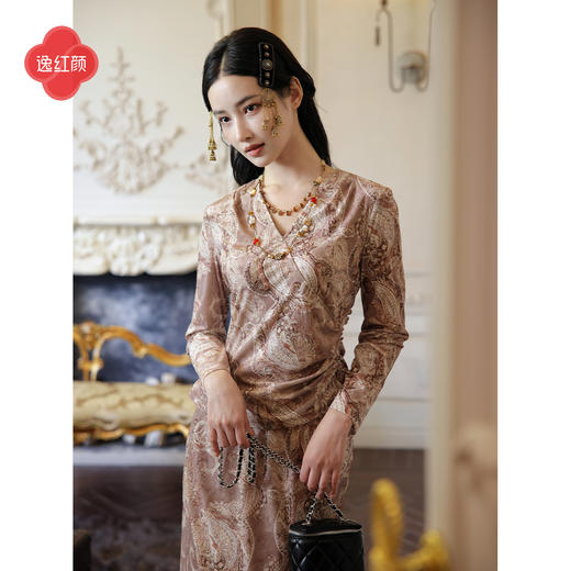 逸红颜梵灵2025冬新款高级粉复古弹力丝绒显瘦减龄上衣半裙套装女 商品图0