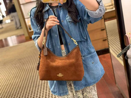 ￥2350🇺🇸直邮，上新🆕COACH 秋冬美拉德色系麂皮新款Laurel流浪包，独特流苏小挂件（可拆卸），复古又时髦 商品图4