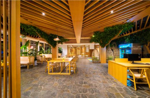 【街子古镇-斯维登度假公寓】仅228元抢街子古镇斯维登公寓楼大床房1晚，含双人早餐+温泉+儿童水乐园.....让你充分体验隐居山林间的悠哉~ 商品图4