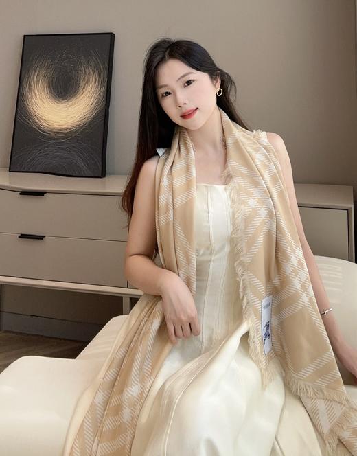 巴宝莉 骑士马格纹长巾 杏色 Size：200x65cm（ZT*DSX） 商品图3