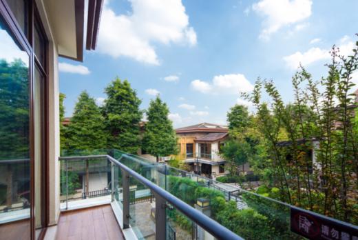 【街子古镇-斯维登度假公寓】仅228元抢街子古镇斯维登公寓楼大床房1晚，含双人早餐+温泉+儿童水乐园.....让你充分体验隐居山林间的悠哉~ 商品图2