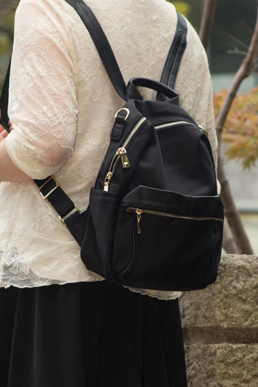 7天发货【2款防水双肩包】背着它去哪都超舒服！🔥加宽肩带，久背不压肩~ 经典黑&质感军绿，口袋超多超能装，出行出游必备神器！正宗高密度尼龙防水面料，优质合金五金，优质涤纶内里，35-29-12cm 商品图4