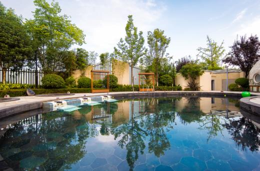 【街子古镇-斯维登度假公寓】仅228元抢街子古镇斯维登公寓楼大床房1晚，含双人早餐+温泉+儿童水乐园.....让你充分体验隐居山林间的悠哉~ 商品图3