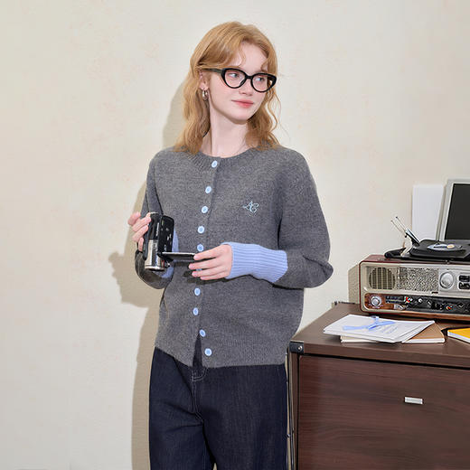 西遇撞色拼接刺绣针织衫女冬季温柔减龄宽松百搭圆领毛衣外套V3755281 商品图2