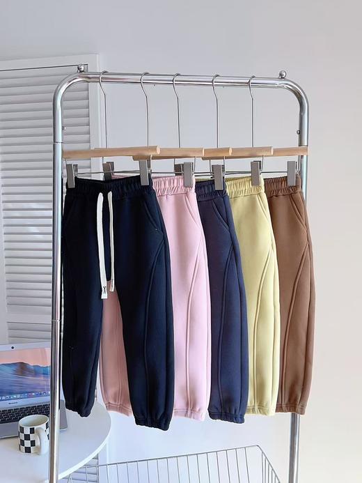 【保暖服饰丨儿童加绒防风裤】整体面料舒适保暖，内里加绒加厚，松紧裤腰，束口裤脚，上身挺括有型，适合多场景穿搭，男女童都有，多色可选~ 商品图5