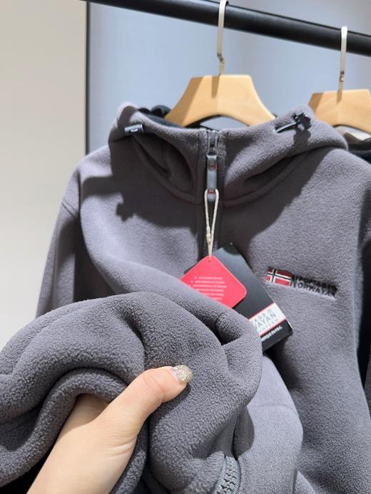 【1件顶4件棉 出口挪威Polartec抓绒 抗寒零下-15℃】挪威北极科考队户外专用 立领加厚保暖外套（爆仓!!!红色、 灰色、 卡其、藏青蓝个别尺码 ，预售5-7天发货） 商品图1