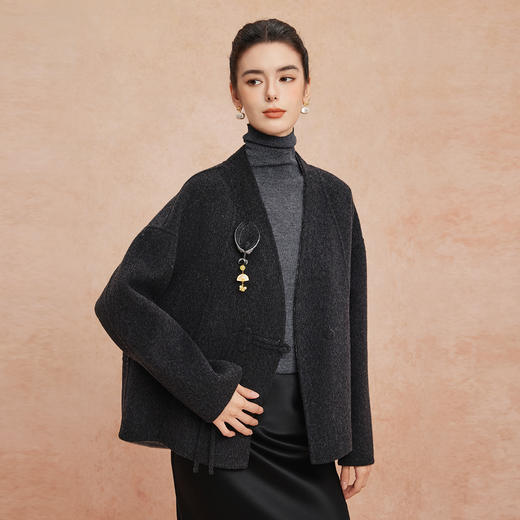 QH900斯尔丽25新款新国风双面双色手工盘花宽松气质高雅短羊毛大衣 商品图5