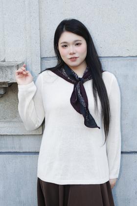 5天发货【真丝羊毛双面手卷三角巾】80%羊毛20%真丝，腰果花黑白；暖棕花叶。 羊毛保证了咱们秋冬需要的挺括和温暖，不会软塌塌的；而融入的真丝，带来了特别细腻的光泽感和亲肤的顺滑，贴脖子戴一点不扎！