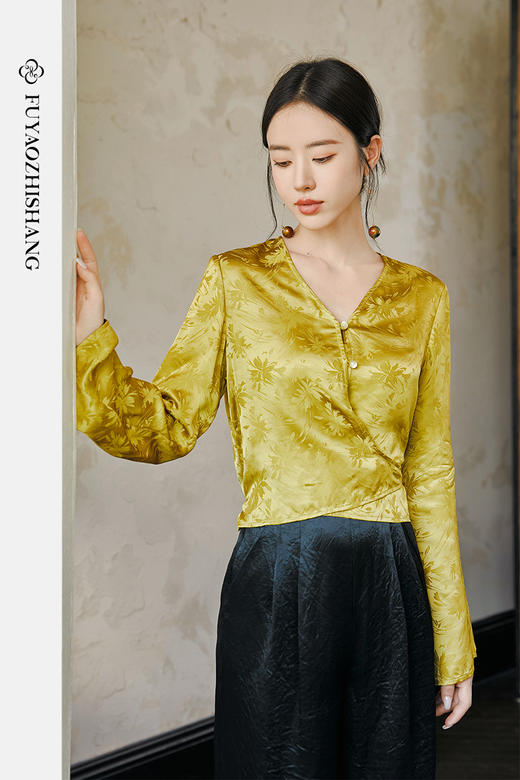 FUYAO扶摇 提花衬衫女秋季新款喇叭袖光泽感缎面上衣国风珠扣衬衣 商品图5