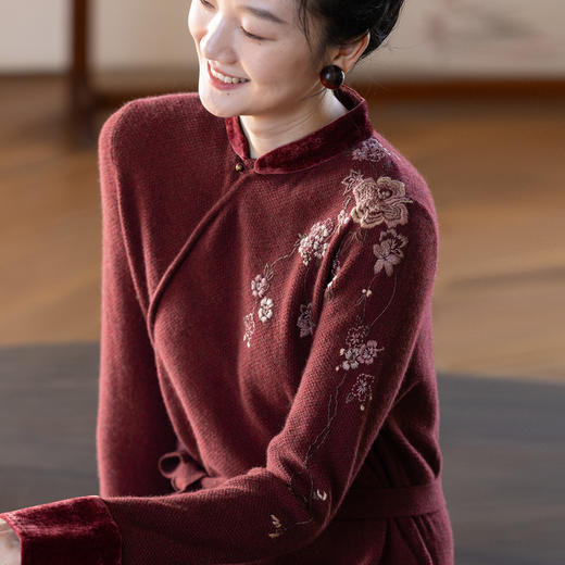 牧衣游原创 牦牛绒毛织混纺手工刺绣连衣裙柔软保暖中式长裙 且乐 商品图0