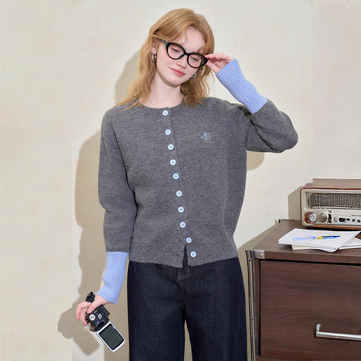 西遇撞色拼接刺绣针织衫女冬季温柔减龄宽松百搭圆领毛衣外套V3755281 商品图0