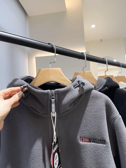 【1件顶4件棉 出口挪威Polartec抓绒 抗寒零下-15℃】挪威北极科考队户外专用 立领加厚保暖外套（爆仓!!!红色、 灰色、 卡其、藏青蓝个别尺码 ，预售5-7天发货） 商品图6