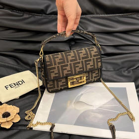 Fendi 老花 法棍 mini 斜挎包