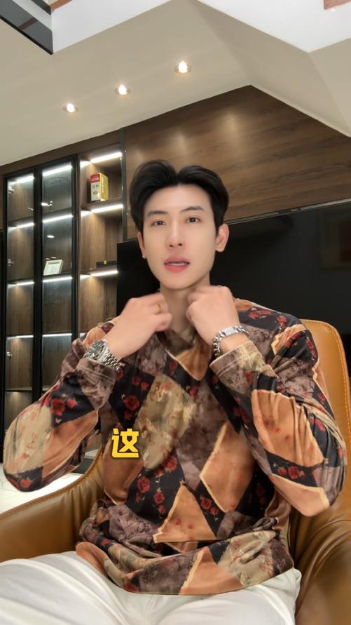 T4915SDSA秋冬新款痞帅男装潮牌绒面拼色玫瑰花交叉V领长袖T恤时尚百搭 商品图0