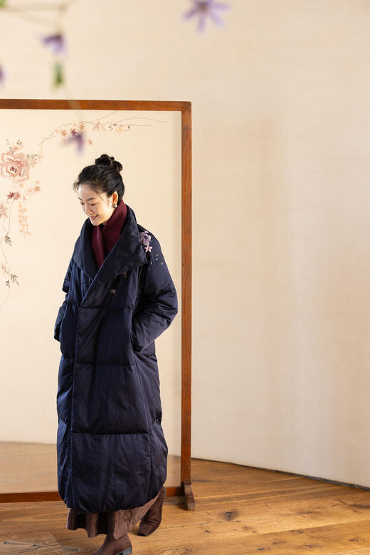 牧衣游原创 刺绣丝棉95级红嘴雁绒羽绒长外套蓬松加厚保暖 宜即 商品图5