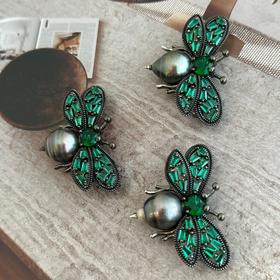 甄珠贝 大溪地巴洛克胸针 设计感很强的一款 12-13mm 每颗珠子都是挑选过的，珠光、造型都hen莞美（珠子是微瑕的哦，介意者慎拍）