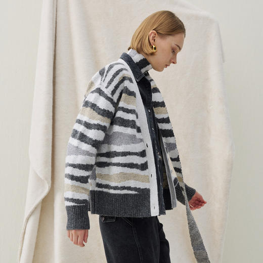 谜底针织开衫长袖2025年冬季新品时髦廓形慵懒斑马纹女254MZ1911 商品图1