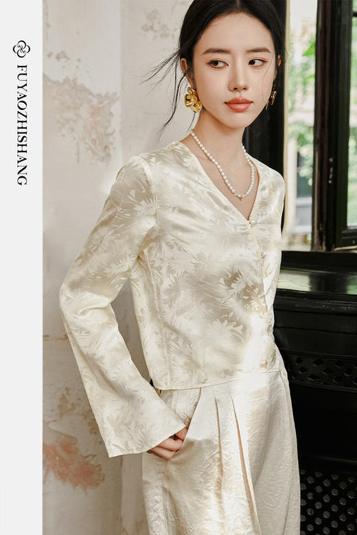 FUYAO扶摇 新中式喇叭袖衬衫女V领人丝提花上衣流光珠扣系带上衣 商品图5
