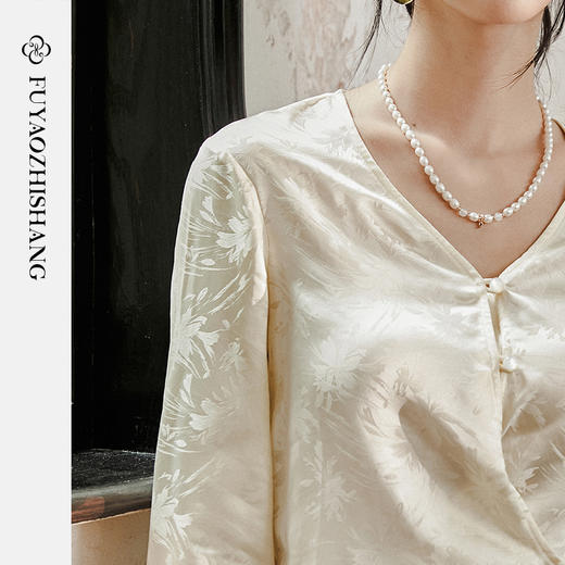 FUYAO扶摇 新中式喇叭袖衬衫女V领人丝提花上衣流光珠扣系带上衣 商品图2