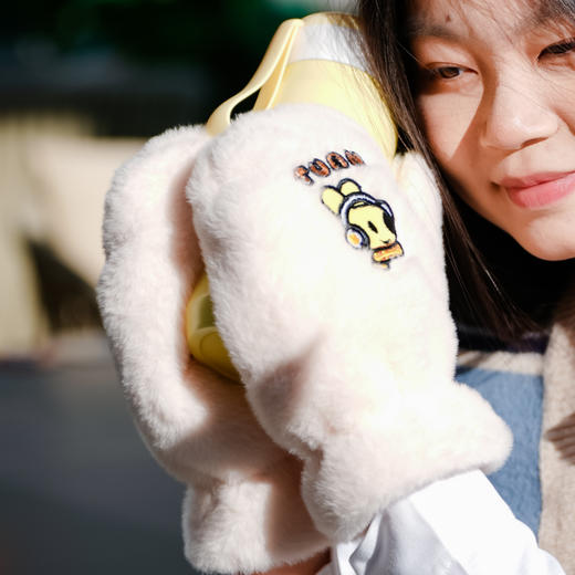 2025秋冬系列团团毛绒手套 商品图0