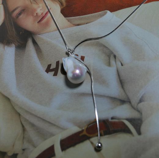 甄珠贝 大巴滑动调节蛇骨链 随性放松，个性自由！ 很油亮，滑皮，微微瑕 15*19mm左右（巴洛克造型不一，尺寸略微有一些出入） 商品图1