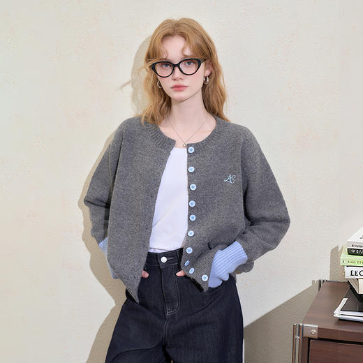 西遇撞色拼接刺绣针织衫女冬季温柔减龄宽松百搭圆领毛衣外套V3755281 商品图3