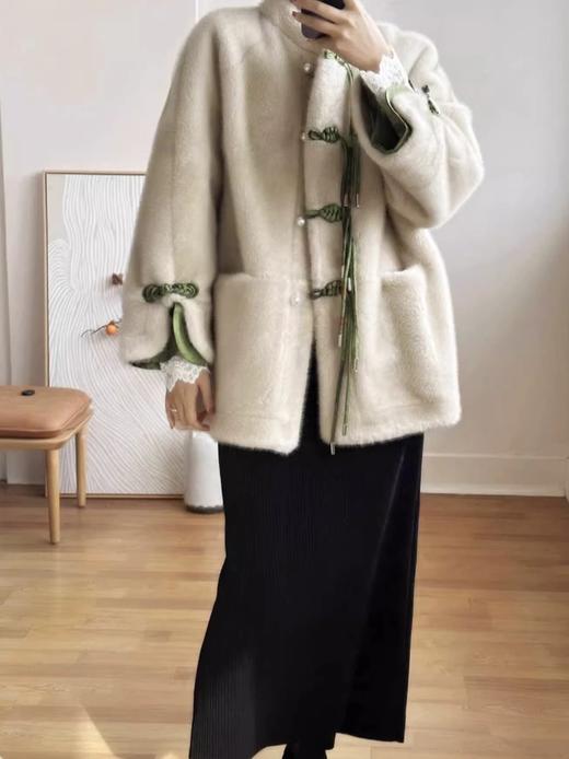 【高品质私服】【新中式盘扣欧貂绒外套】纯手工缝制珍珠盘扣➕顶奢面料，让人眼前一亮的古典东方美【无标出货 介意慎拍】WD 商品图3
