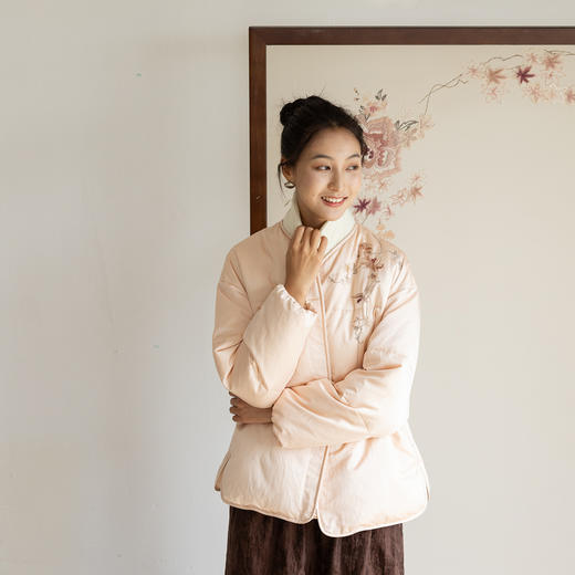 牧衣游原创 精工手绣丝棉95级红嘴雁绒羽绒短外套女保暖加厚 厘亭 商品图0