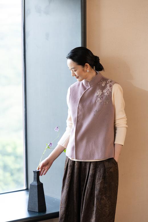 牧衣游原创 水波纹重工手绣双面呢马夹冬蓬松保暖百搭开衫 弥山雨 商品图5