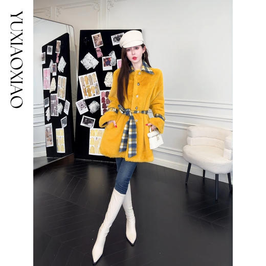 余潇潇【帕丁顿庄园】复古拼接格纹翻领提花里布中长款毛毛外套 商品图4