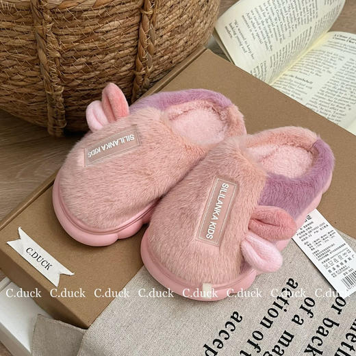 脚宽脚胖者建议拍大一码！！【秋冬拖鞋丨吾家兔耳朵亲子拖鞋 】色彩鲜艳明亮，外观设计独特，质地柔软，出街遛娃回头率chao高，加厚鞋底设计，柔软弯曲贴合脚步，软弹兼具，久穿不易累脚~ 商品图4