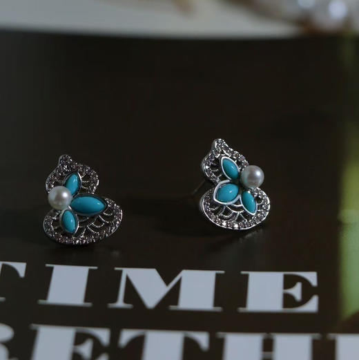 甄珠贝 福禄多多 葫芦耳钉 淡水正圆约4mm ji光无暇 人工绿松点缀 925银针 商品图2