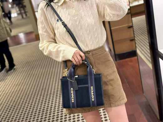 💰1498🇺🇸直邮到手✈️Coach Smith小号托特包💥内部空间很大，可以轻松装下你的日常用品，不论是上学、上班还是约会，都能轻松背上它，‼️尺寸24*18*10cm 商品图3