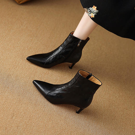 【预售5天】手抓羊皮尖头高跟鞋瘦瘦靴女新款冬季气质侧拉链细跟短靴MLJ&C-31 商品图2