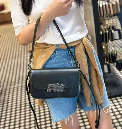 新款￥1999🇺🇸直邮，Coach新款HARPER腋下包法棍包，搭配全新马车扣绝了！双肩带可腋下可斜挎，黑黑配色 商品图12