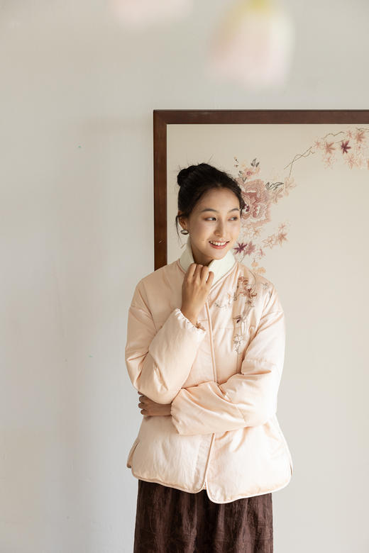 牧衣游原创 精工手绣丝棉95级红嘴雁绒羽绒短外套女保暖加厚 厘亭 商品图5