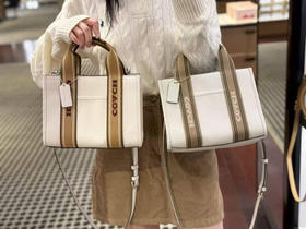 💰1498🇺🇸直邮到手✈️Coach Smith小号托特包💥内部空间很大，可以轻松装下你的日常用品，不论是上学、上班还是约会，都能轻松背上它，‼️尺寸24*18*10cm