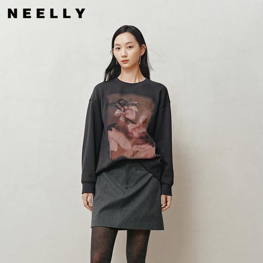 NEELLY纳俪商场同款冬新款时尚宽松印花卫衣女休闲文艺套头上衣N25103J01064 商品图0