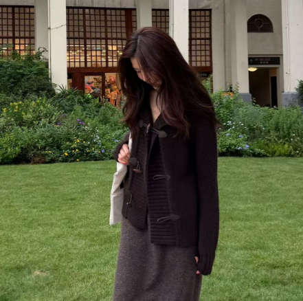 ROMI STUDIO“复古腔调”3针羊毛混纱牛角扣厚毛衣开衫RWCWST6681